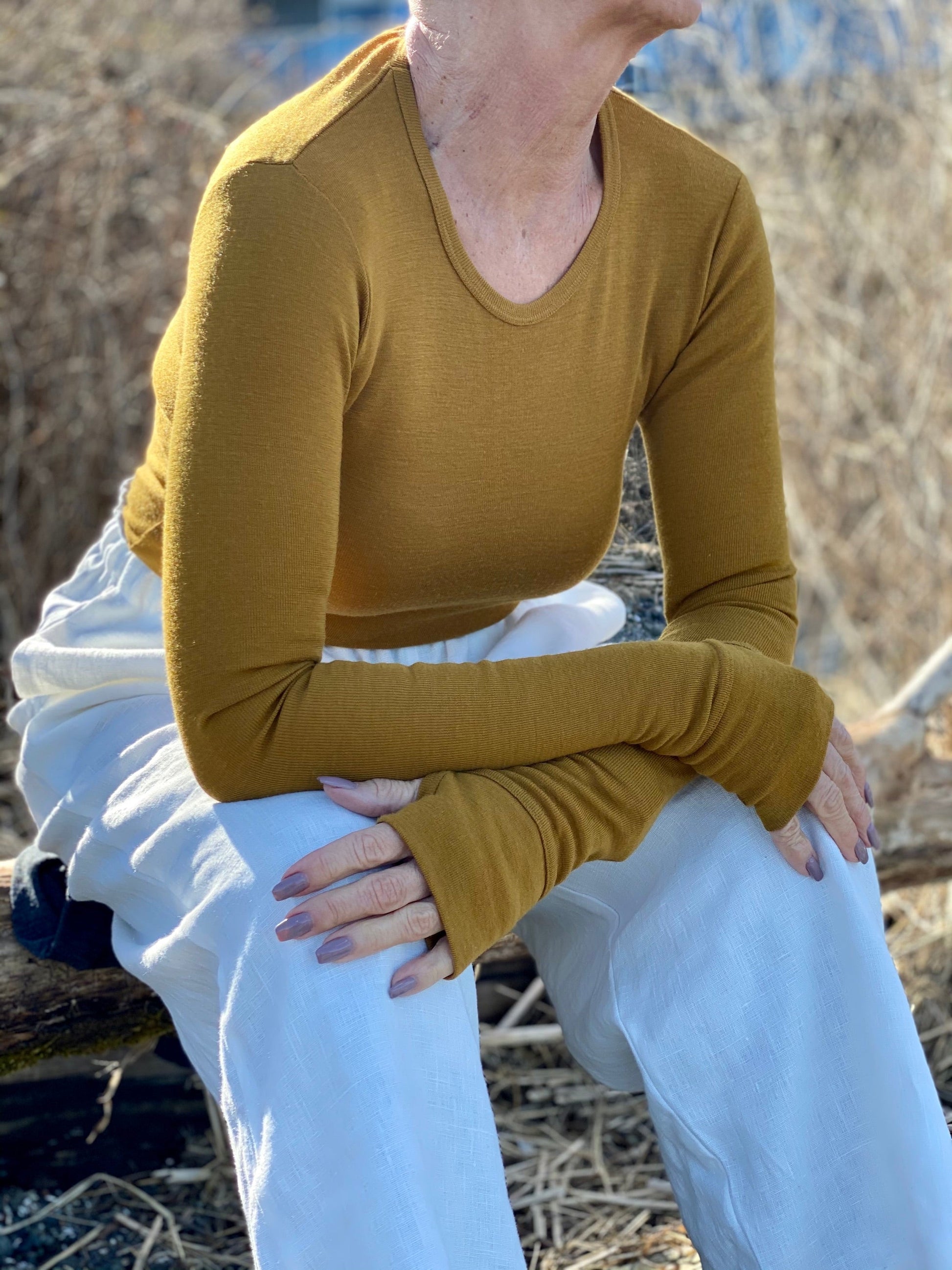 Thumbholes | Diane is wearing size Small, height 5.5"