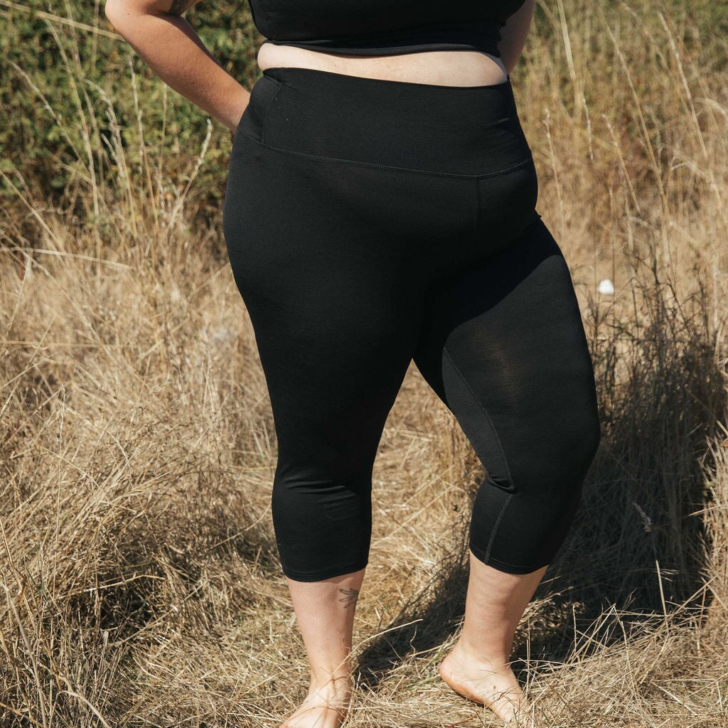 Cropped Leggings | Sybil is wearing size 3XL, height is 5.6"