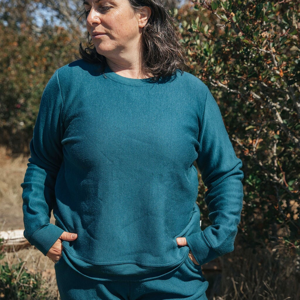 Sweatshirt | Norah is wearing size Medium, height 5.6"